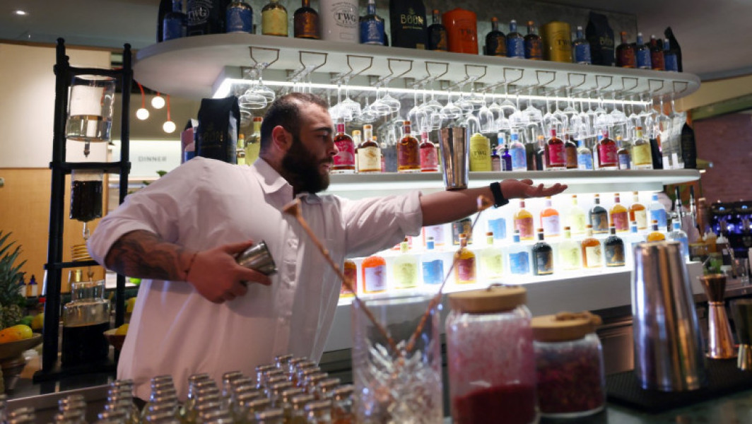 The title in Romanian is:
"Primul magazin de alcool din Arabia Saudită deschis la Riad pentru diplomați străini