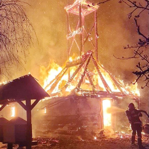 Biserica din lemn din Topla a ars complet în timpul unui incendiu