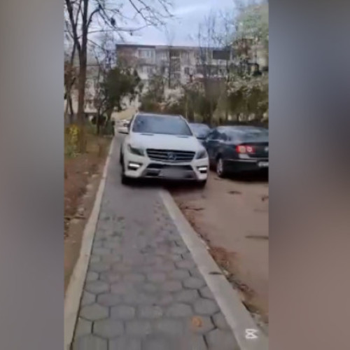 Femeie din Iași căutată după ce a condus pe trotuar