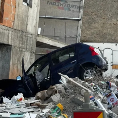 Accident spectaculos în Pitești: un șofer a intrat într-un bloc în construcție