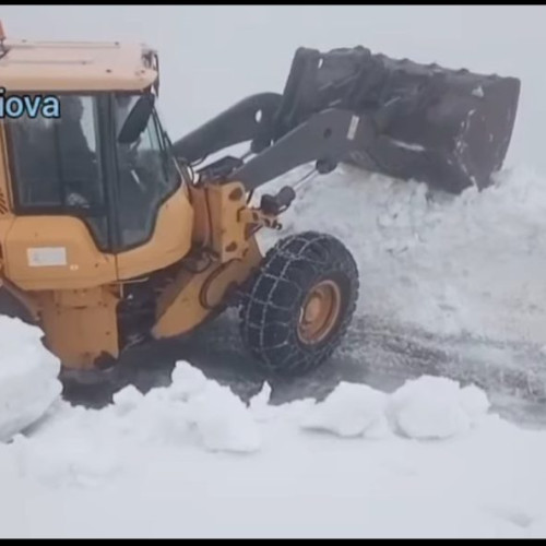 Drumarii au început îndepărtarea zăpezii de pe Transalpina