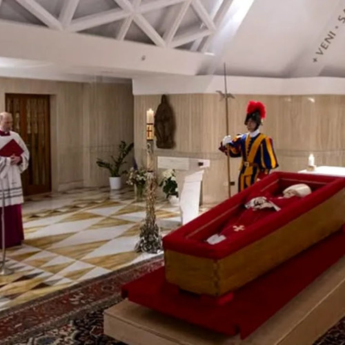 Fotografii cu Papa Francisc în sicriu deschis publicate de Vatican