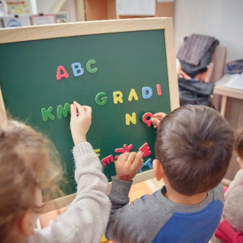 Autoritățile investigatează o educatoare după plângeri de maltratare