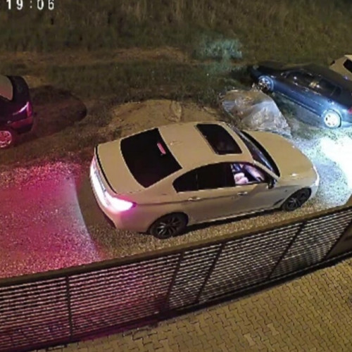 O polițistă din Pitești surprinsă în timp ce aruncă petarde