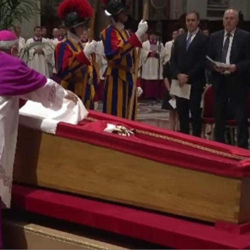 Medalia vizitei papei Francisc în România a fost depusă în sicriul său
