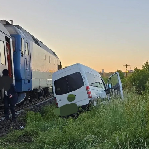 Accident feroviar la Pitești: un microbuz a intrat în coliziune cu un tren