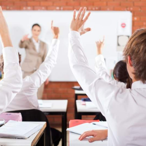 Elevii și profesorii au zi liberă de Ziua Învățătorului