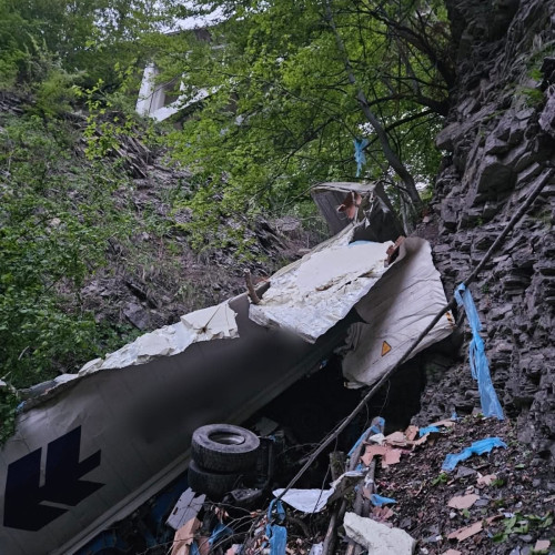TIR răsturnat lângă Sinaia, cu accesorii pentru autovehicule grele
