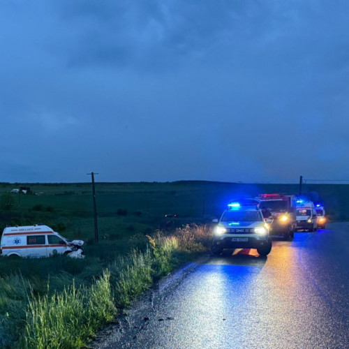 Accident în localitatea Pădureni: Patru răniți, inclusiv membrii echipajului unei ambulanțe