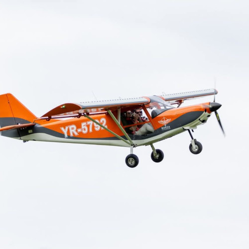 Elevii Școlii de Zbor de la Aerodromul Barza pot închiria un avion nou