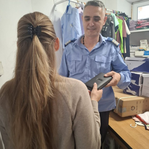 Jandarmul restituie un portofel uitat în magazinul A.J.F.P. Gorj