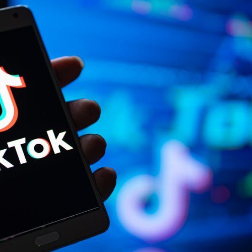 Un elev din Botoșani a dat foc toaletei școlii după o provocare de pe TikTok