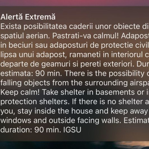 Mesaj RO-ALERT pentru locuitorii din nordul județului Tulcea, emis în noaptea de joi spre vineri, avertizează asupra riscului de cădere a unor obiecte din spațiul aerian. Potrivit asingorj.ro, mesajul a fost transmis în jurul orei 1:30 și a îndemnat populația să își păstreze calmul și să se adăpostească în beciuri sau adăposturi de protecție civilă pentru siguranță.