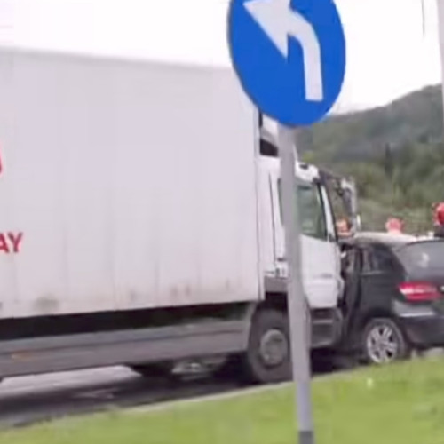 Accident grav la Petrosani: o persoană a fost rănită în urma coliziunii dintre un autocamion și un autoturism