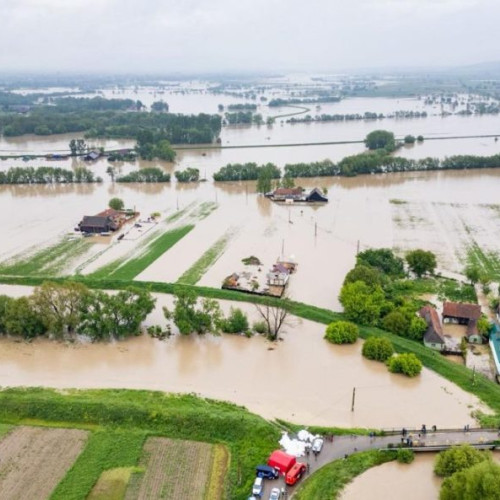 Aproximativ 300 de gospodării din Covasna inundate din cauza revărsării râurilor