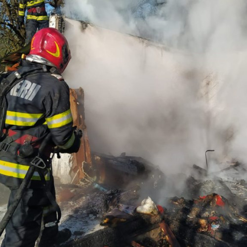 Trup carbonizat al unui copil de 9 ani, descoperit după un incendiu în Glimboca