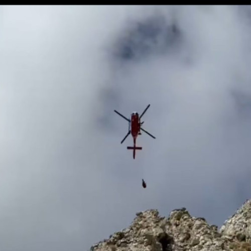 Salvamont Prahova a intervenit duminică în Masivul Bucegi, unde patru persoane au rămas blocate într-o zonă dificilă a Acele Morarului, una dintre cele mai tehnice creste montane din România, potrivit asingerj.ro. Inițial, echipele au încercat o intervenție aeriană, folosind un elicopter și troliere pentru a coborî doi salvatori montani, dar vantul puternic a făcut imposibilă această operatiune.