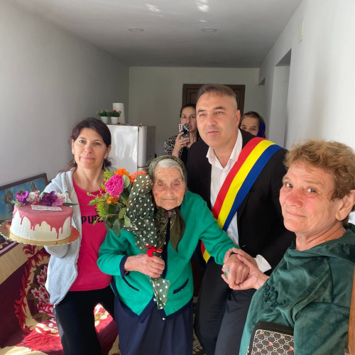 Doamna Maria Filip, o doamnă de 101 ani din Gorj, sărbătorită cu mare emoție de comunitatea din Rășia de Amaradia