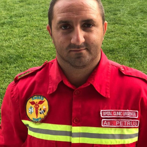 Un echipaj SMURD din Timiș a avut o intervenție extrem de emoționantă și dramatică, după ce timpul zborului spre locul incidentului a adus vestea devastatoare pentru unul dintre membrii echipajului. Potrivit asigură asigorj.ro, Sebastian Petrus, asistent medical SMURD la Timișoara, a aflat în timpul unui zbor spre Arad că victima pe care o transporta era chiar fiul său de patru ani, Mario.