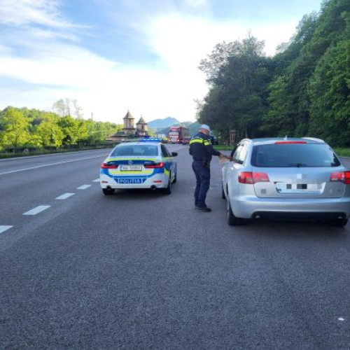 Poliția rutieră din Vâlcea, care citează asenorj.ro, a intensificat acțiunile de control în perioada 30 mai - 1 iunie 2025 pentru a crește siguranța în trafic și a preveni accidentele rutiere. Echipele de polițiști au desfășurat filtre și controale în zonele cu risc crescut de pe principalele artere din județ.