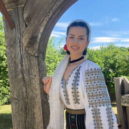 Tânără interpretă de muzică populară din Gorj, Daria Fratilescu, impresionează prin parcursul său artistic