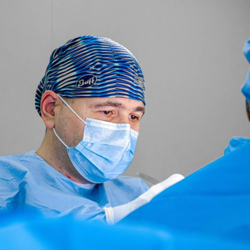 Tânăr diagnosticat cu exostoza atipică, operat cu succes de medicul Bogdan Niculescu la Târgu Jiu