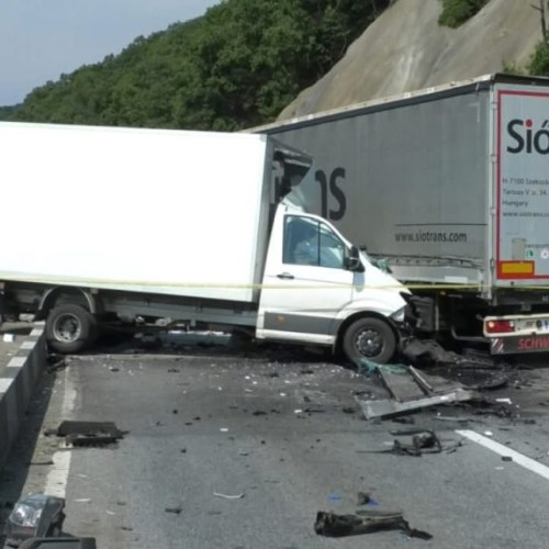 Drumul național DN 6, un traseu crucial ce leagă județele Mehedinți și Caraș-Severin, a devenit un adevărat coșmar pentru șoferi, potrivit asingerj.ro. În perioada 1 ianuarie 2020 – 30 mai 2025, pe acest segment au avut loc 217 accidente grave, soldate cu 107 decese și 182 de răniți grav. Judetul Mehedinți a înregistrat 98 de accidente, în urma cărora 43 de persoane și-au pierdut viața, iar 75 au fost rănite grav. În Caraș-Severin, numărul de accidente grave este de 119, cu 64 de decese și 107 răniți grav.