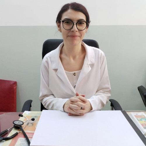Neurofibromatoza, boala genetica rara care afectează sistemul nervos, rămâne adesea neidentificată și netratată în România, deși afectează aproximativ 6.300 de persoane, potrivit datelor disponibile. Potrivit asingerj.ro, această afecțiune face parte din group-ul bolilor neurofibromatozei, incluzând neurofibromatoza de tip 1 (NF1) și neurofibromatoza de tip 2 (NF2), fiecare cu caracteristici și manifestări diferite.