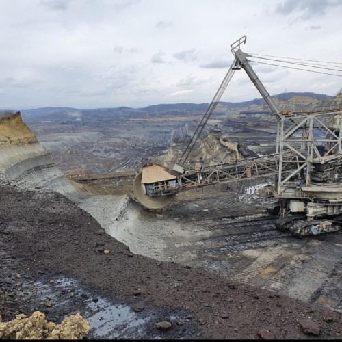 Ministrul Energiei, Sebastian Burduja, a anunțat pe Facebook că a avut discuții cu comisarul european pe energie despre decalarea termenelor de închidere a centralelor pe carbune. Potrivit acestuia, România ar putea avea probleme în sezonul rece dacă se închide too curând centralele pe lignit, notează asingerj.ro.