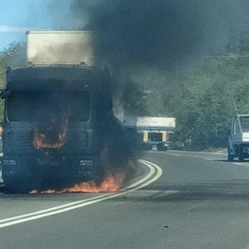 Incendiu la un autocamion pe centura Valcele-Apahida, intervenție în plină desfășurare