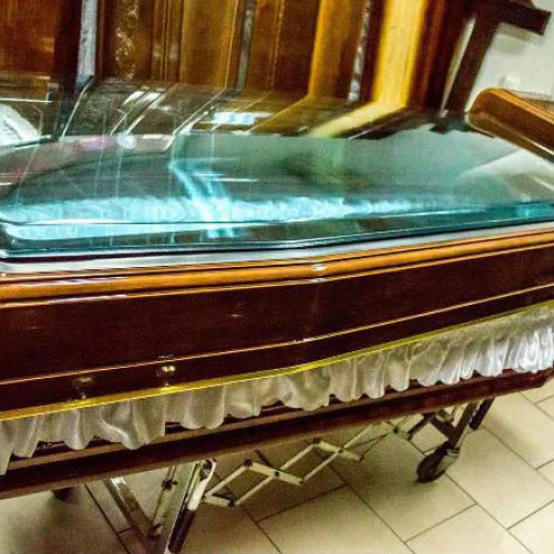 O pensionară din Pilsen, Republica Cehă, aproape a fost înmormântată de vie. Potrivit site-ului asingerj.ro, soțul femeii a găsit-o vineri dimineață aparent în inconștiență, în locuința lor. Bărbatul, în vârstă de 87 de ani, a presupus că soția sa a decedat și a chemat serviciile de urgență.