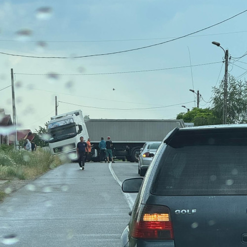 Trafic blocat total în zona Ursați, Târgu Jiu, după ce un TIR s-a răsturnat