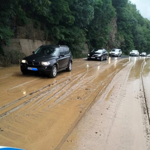 Trafic îngreunat pe Drumul Național 7 în zona Caineni din cauza ploilor abundente