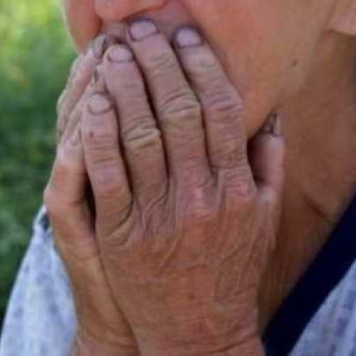 Un adolescent de 15 ani din Pascani, acuzat de agresiune asupra bunicii sale, a fost plasat sub protecție judiciară pentru o perioadă de șase luni după ce a lovit-o cu o coadă de mătură din lemn, în timp ce o insulta. Incidentul s-a produs în localitatea Iugani, județul Iași, unde băiatul fusese în vizită la bunica sa, potrivit relatărilor femeii.