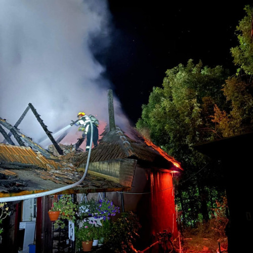 Incendiu lângă Gorj, azi noapte. 3 ore s-au luptat pompierii cu flăcările. FOTO