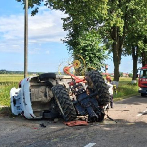 Coliziune violentă între un utilaj agricol și un autoturism