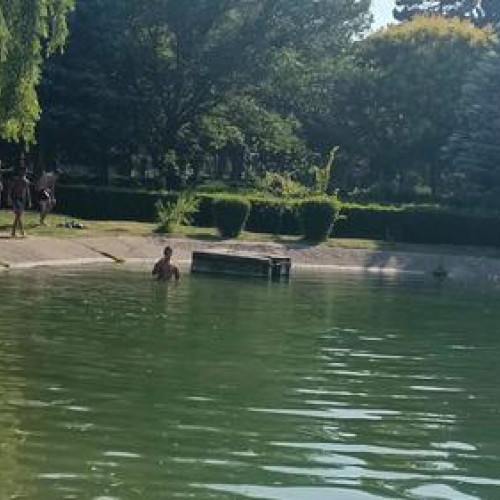 Tineri amendați după ce s-au scăldat în lacul artificial al unui parc