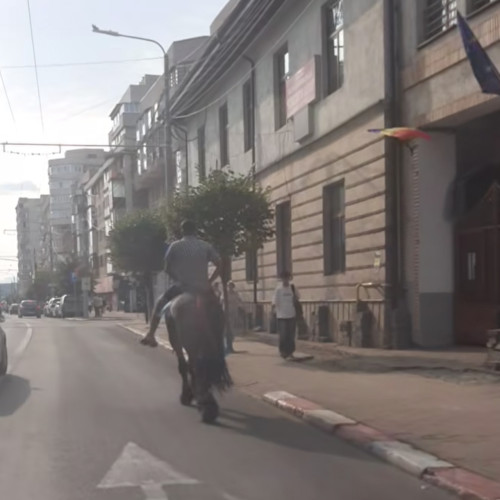Trafic „ca-n Vestul Sălbatic” în Târgu Jiu! Un bărbat, călare pe cal pe strada Unirii. FOTO