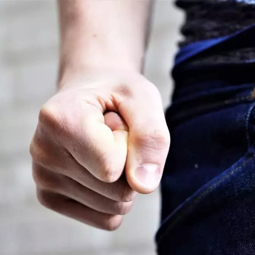Și-a bătut amanta și apoi a dat cu mașina peste ea