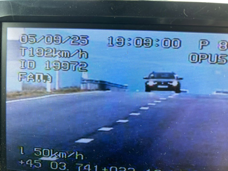 Polițiști rutieri opresc un șofer pe DN 66B – Varianta Ocolitoare, cu 192 km/h