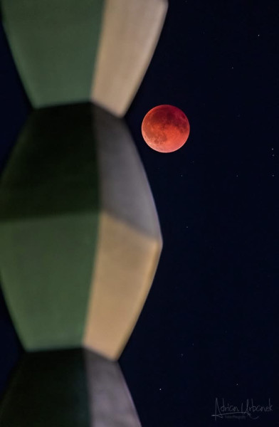 Luna Sângerie la Târgu Jiu, spectacol ceresc lângă Coloana Infinitului