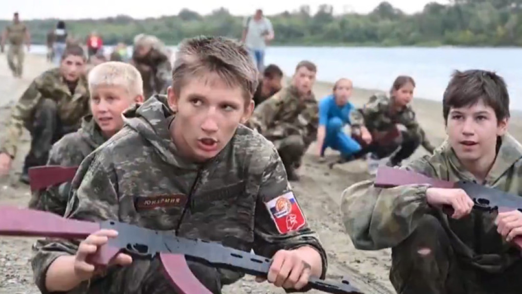 Imagini cu copii forțați să participe la un marș militar în Rostov