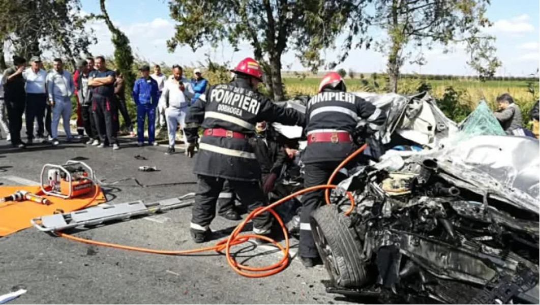 Accident în Coșava: dubă a Jandarmeriei cu fost director SIS implicată într-un TIR