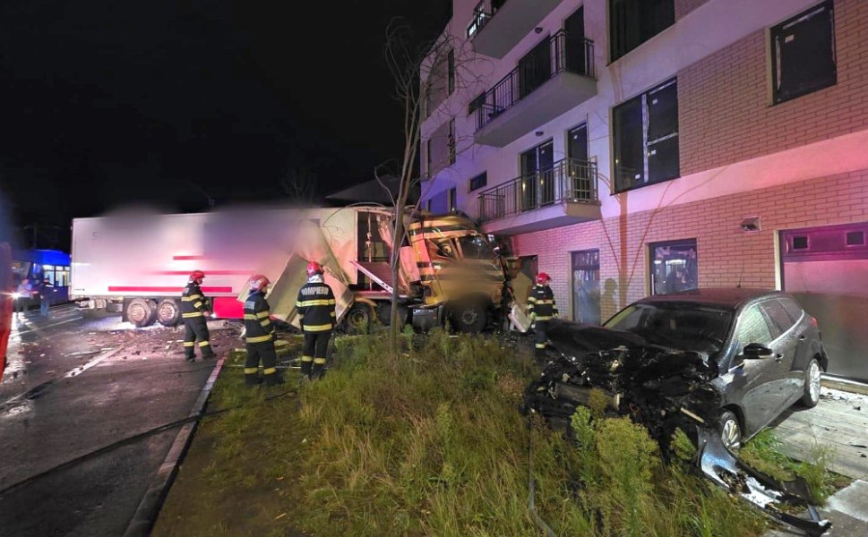 Accident grav în Cluj-Napoca: TIR lovește un bloc, trafic blocat