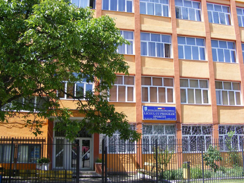 Incident la Liceul Sportiv din Târgu Jiu: elev lovit de coleg în clasă