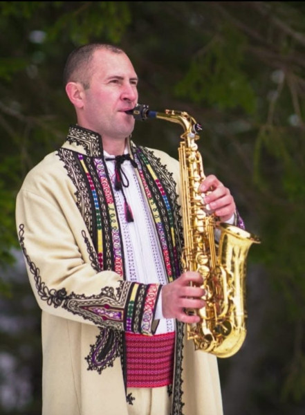 Saxofonist revoltat de noile tarife la parcare în Târgu Jiu: „HUOOO nenorociților! Am plătit 5 lei pentru un sfert de oră!”
