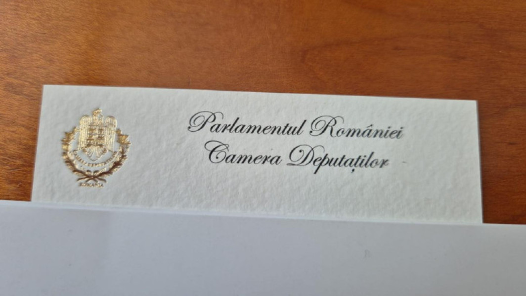 Radu Mihaiu critică costul cărților de vizită cu foiță de aur în Parlament