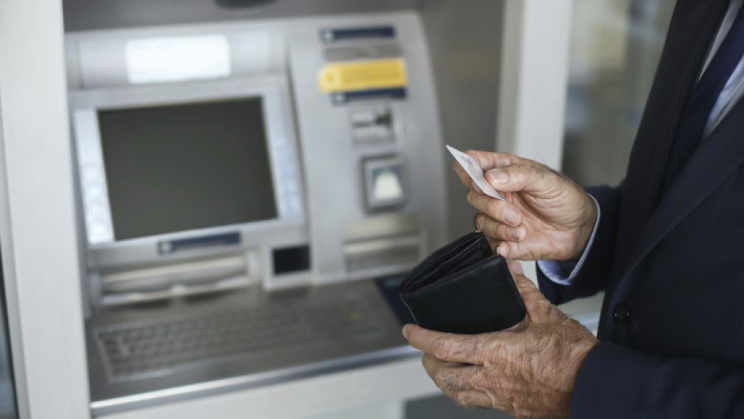 Pensiile pe card: ministrul vrea creșterea numărului de pensionari care le primesc astfel
