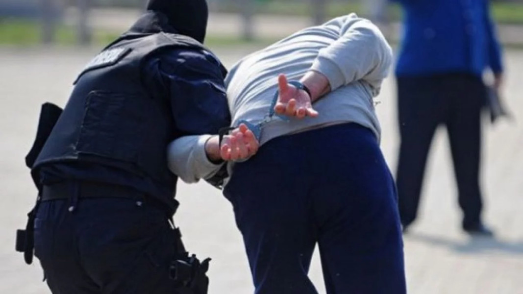 Șoc în Gorj! Un bărbat de 53 de ani, adus în cătușe din Danemarca. Pentru ce era urmărit!