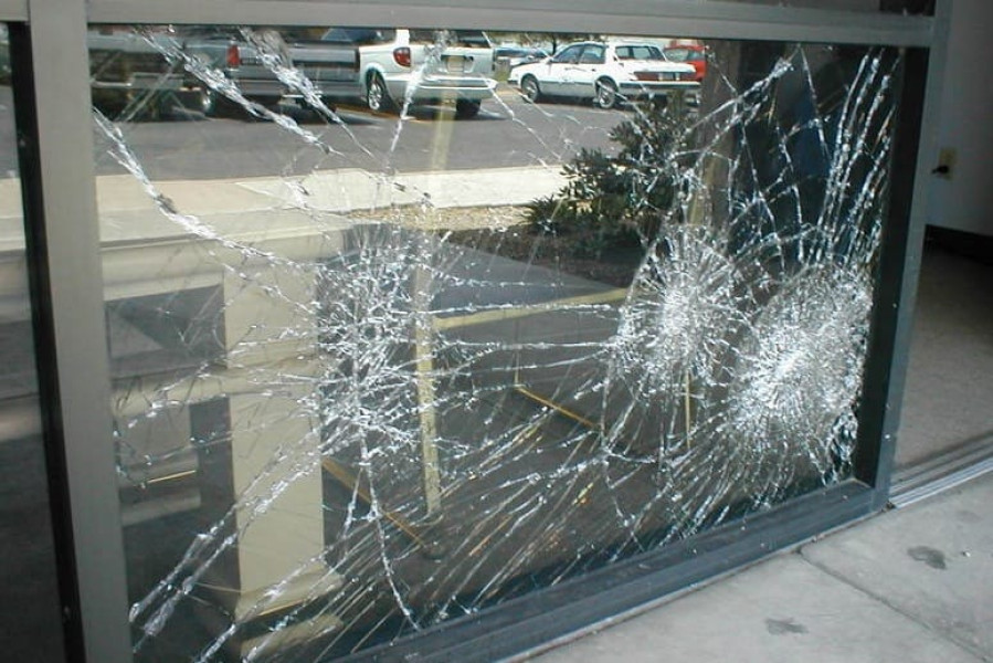 Scene de vandalism în Piața Agroalimentară din Târgu Cărbunești – un tânăr beat a spart tot ce i-a ieșit în cale!